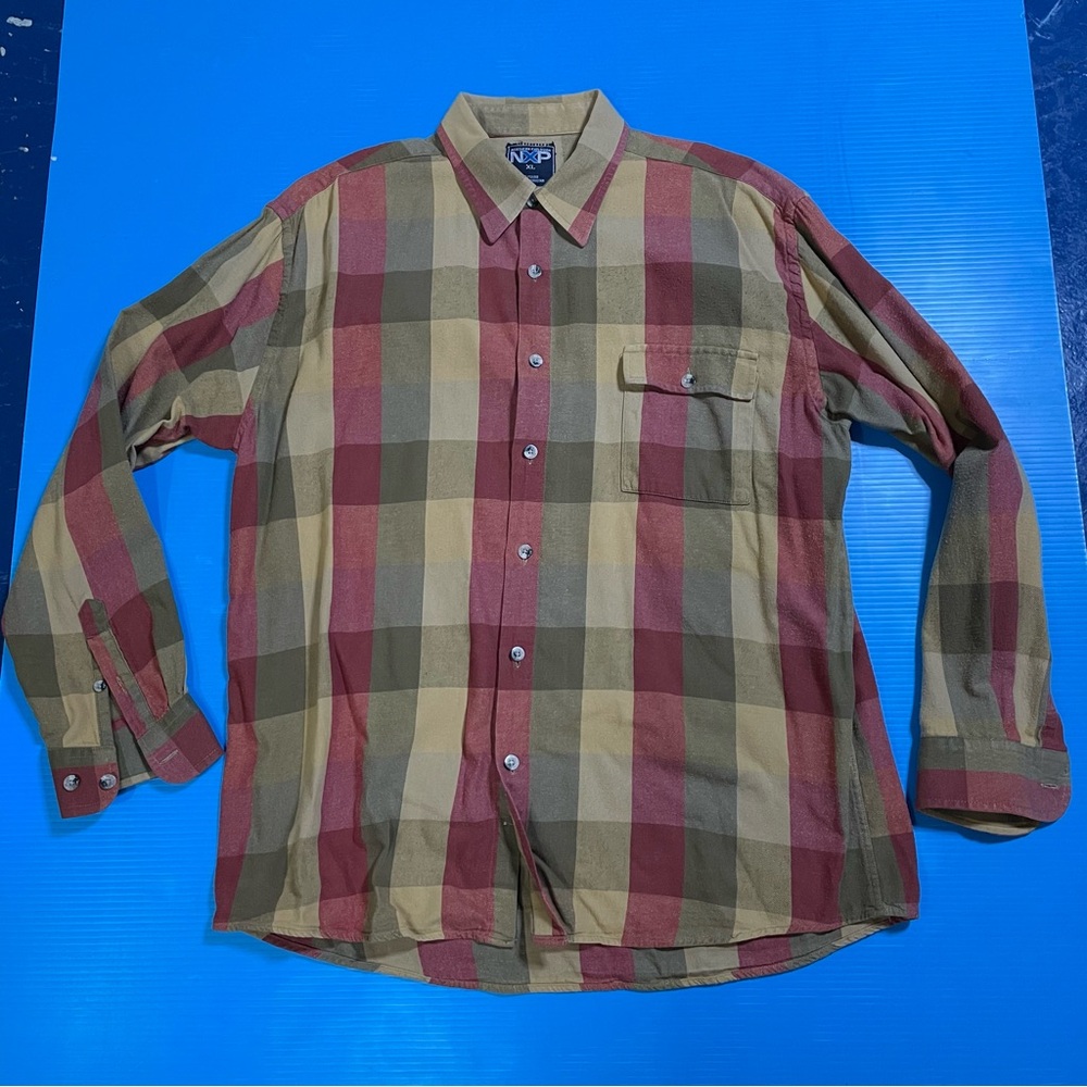 Men's Classic Plaid Button-Down Shirt‎